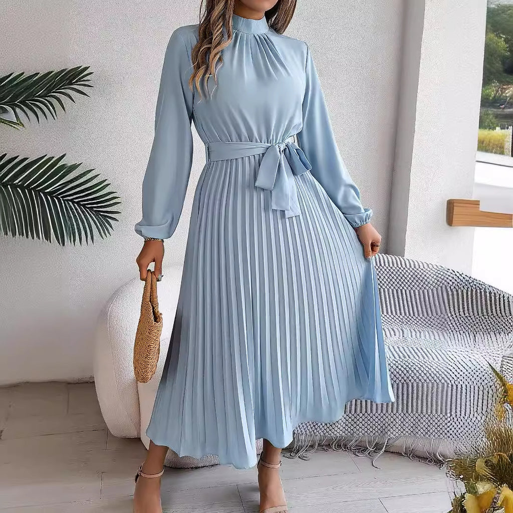 فستان بليسيه أنيق بياقة عالية