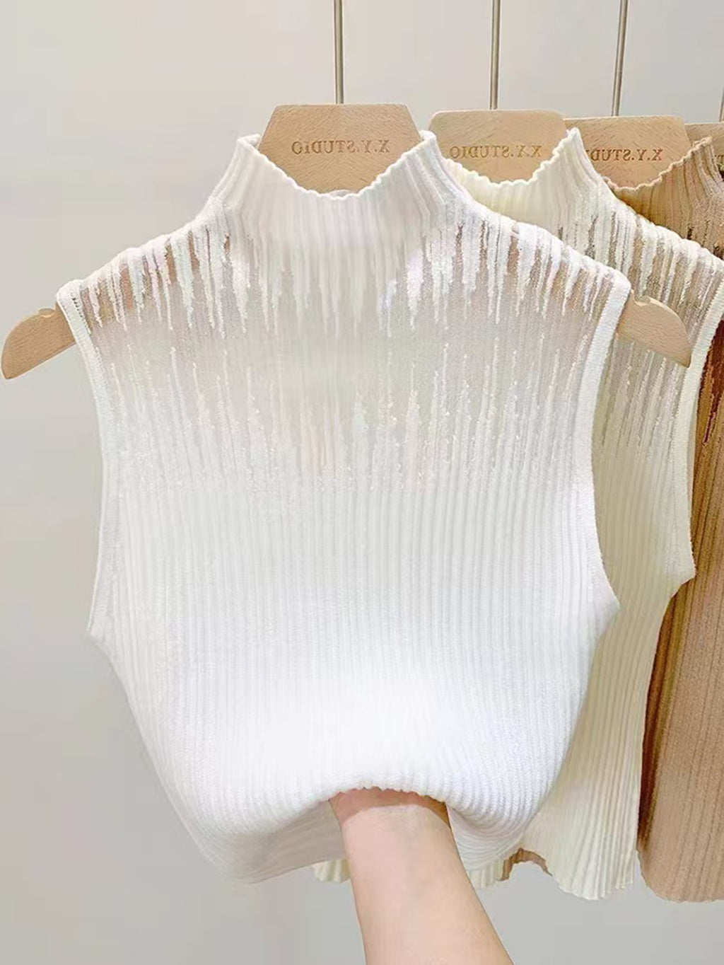 Women's Sleeveless Collared Knit Top