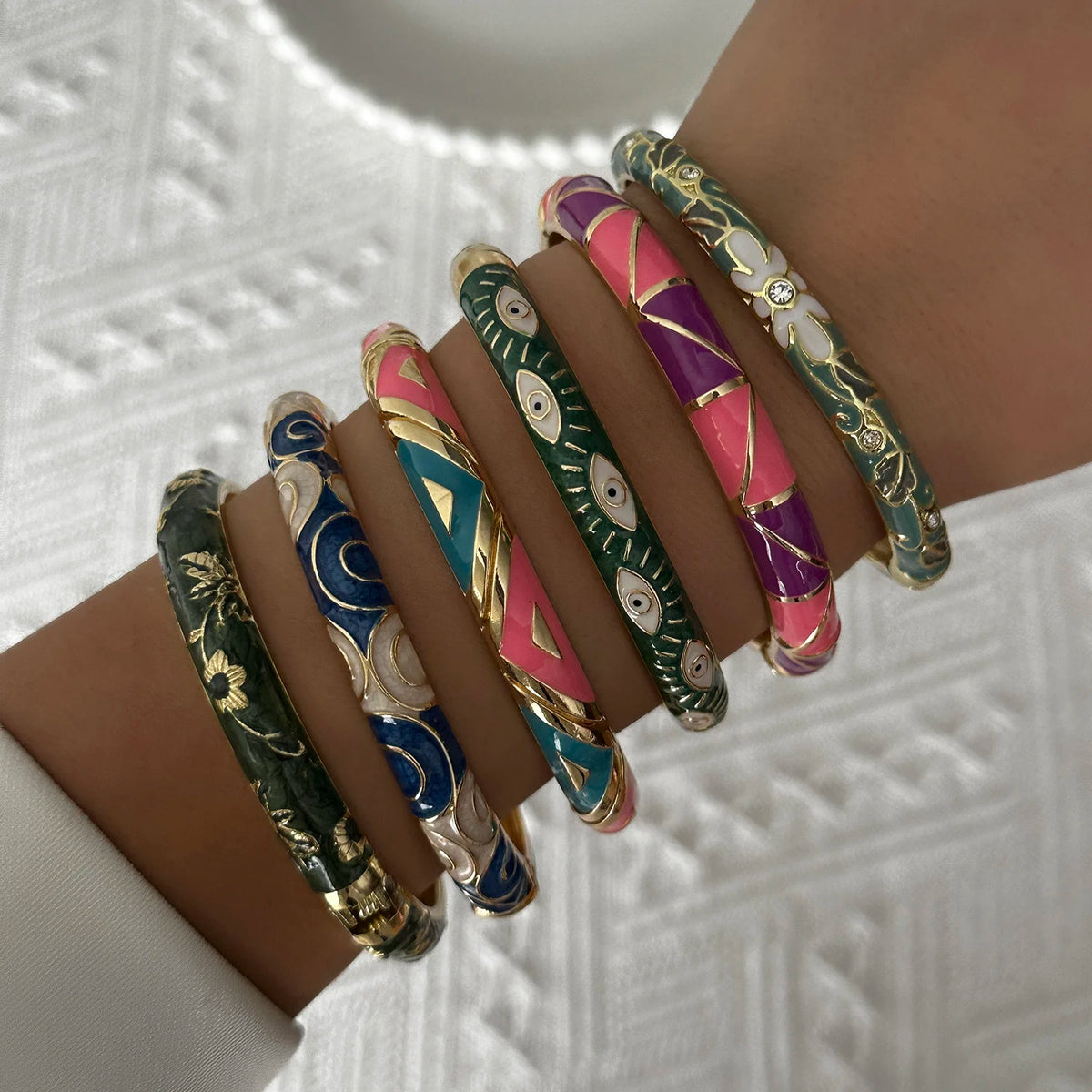🌸 Vintage Floral Enamel Bangle