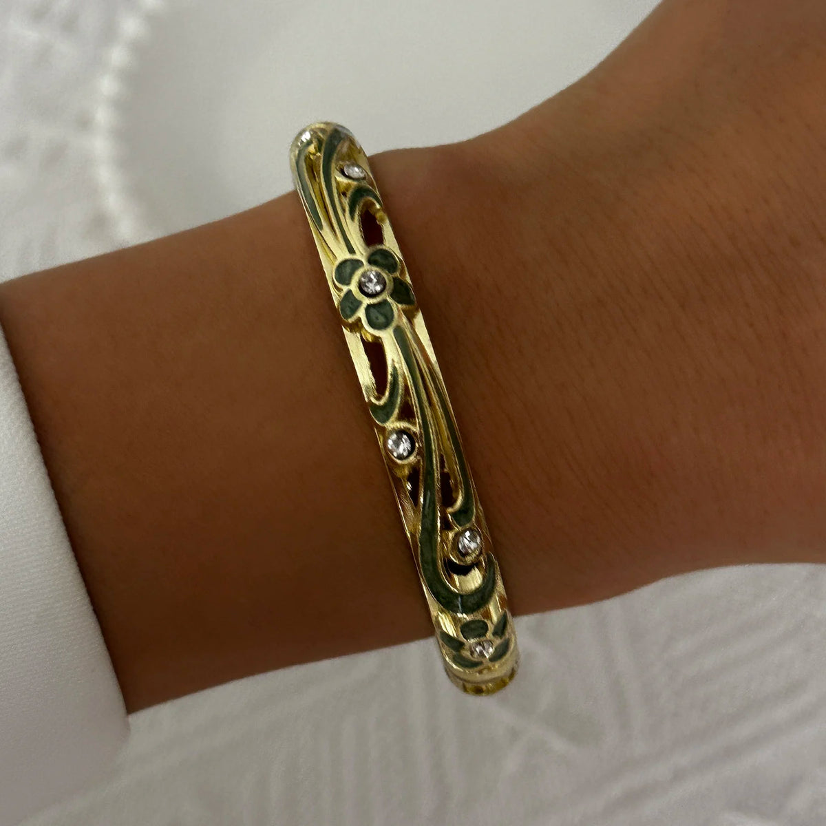 🌸 Vintage Floral Enamel Bangle