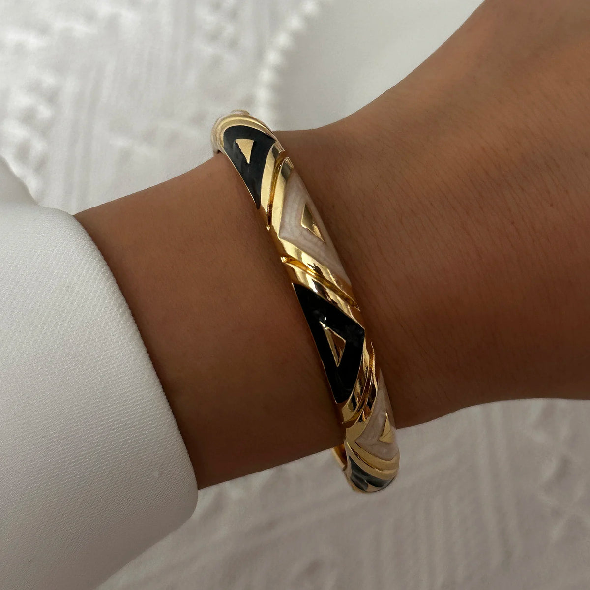 🌸 Vintage Floral Enamel Bangle
