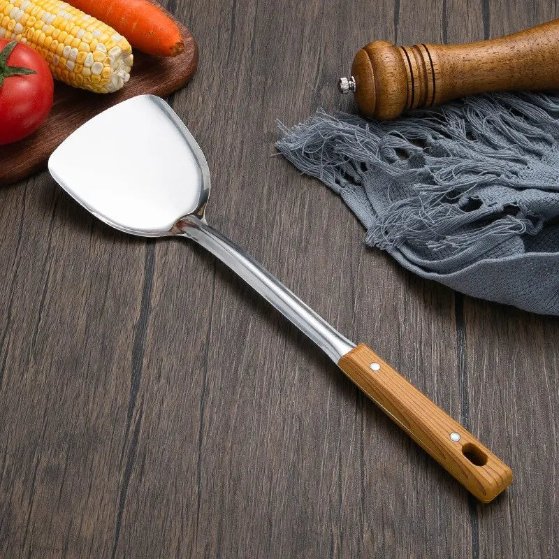 أدوات مطبخ بمقابض ذات ملمس خشبي