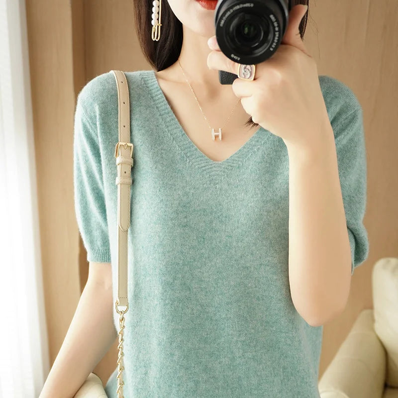 بلوزة تريكو بكم قصير وياقة V