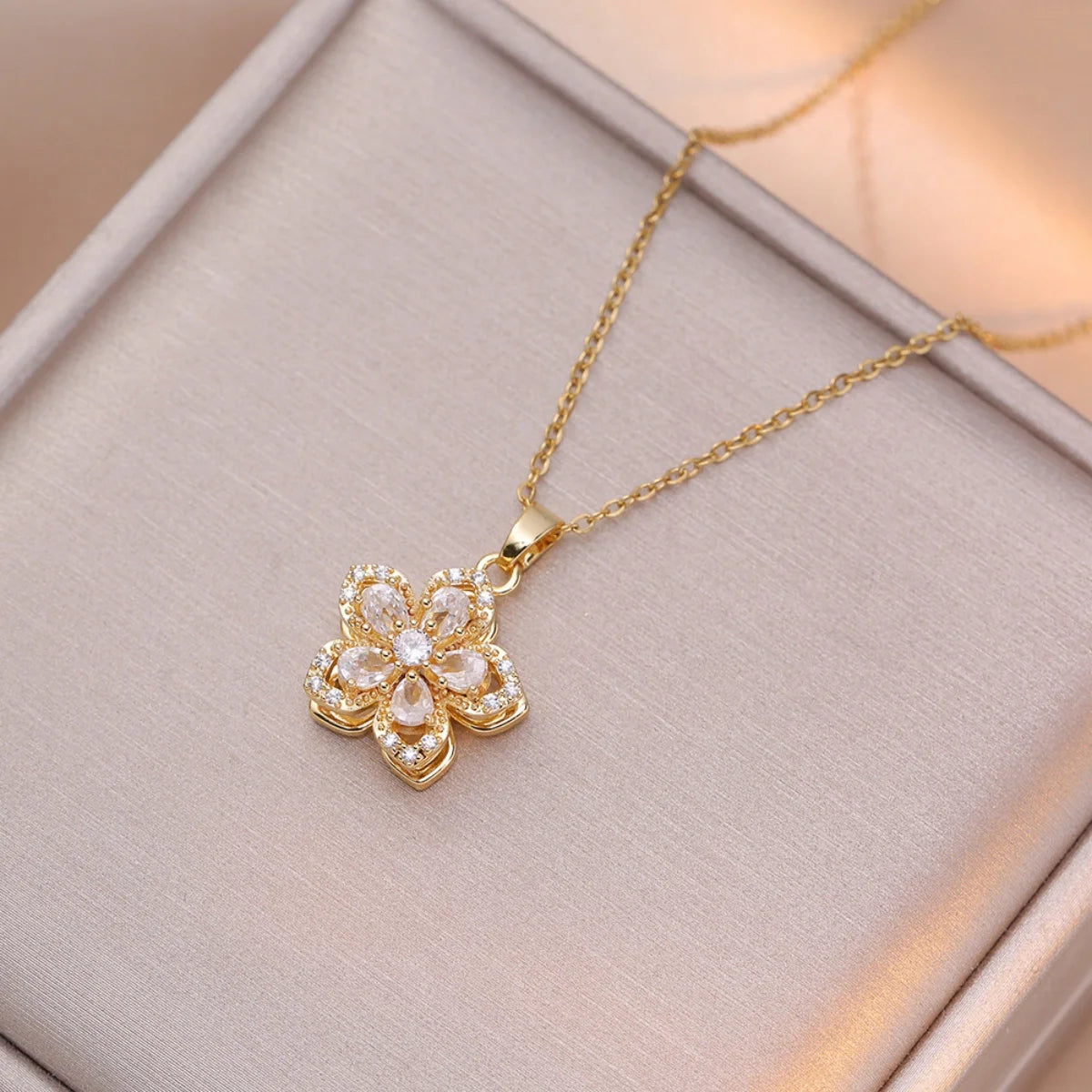 🌺 Rotatable Flower Zircon Pendant Necklace