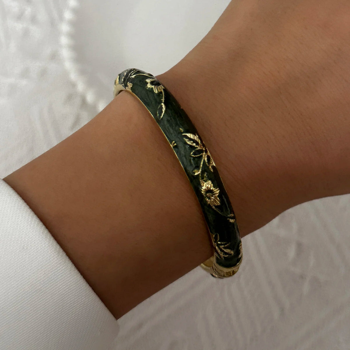 🌸 Vintage Floral Enamel Bangle