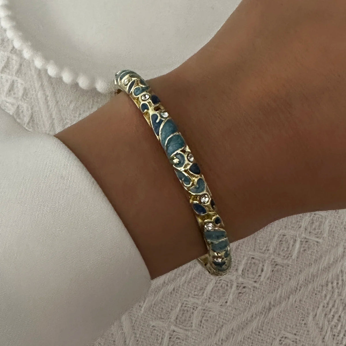🌸 Vintage Floral Enamel Bangle
