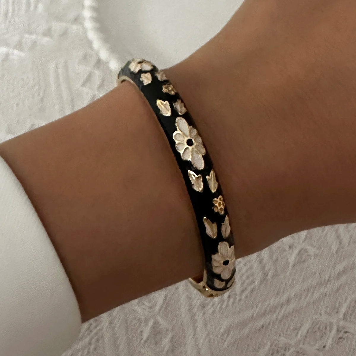 🌸 Vintage Floral Enamel Bangle