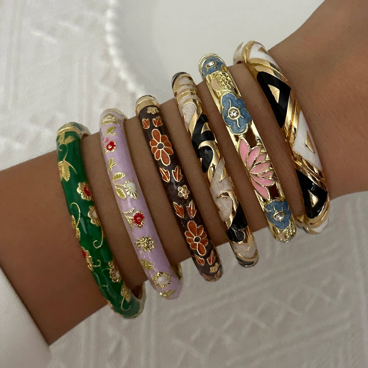 🌸 Vintage Floral Enamel Bangle