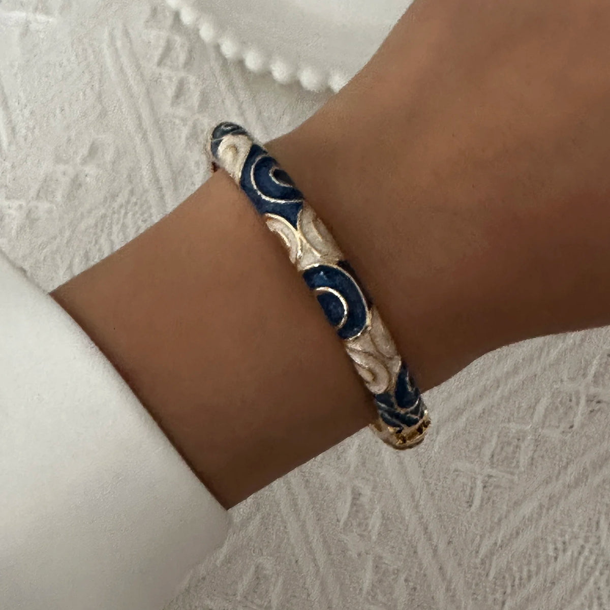 🌸 Vintage Floral Enamel Bangle
