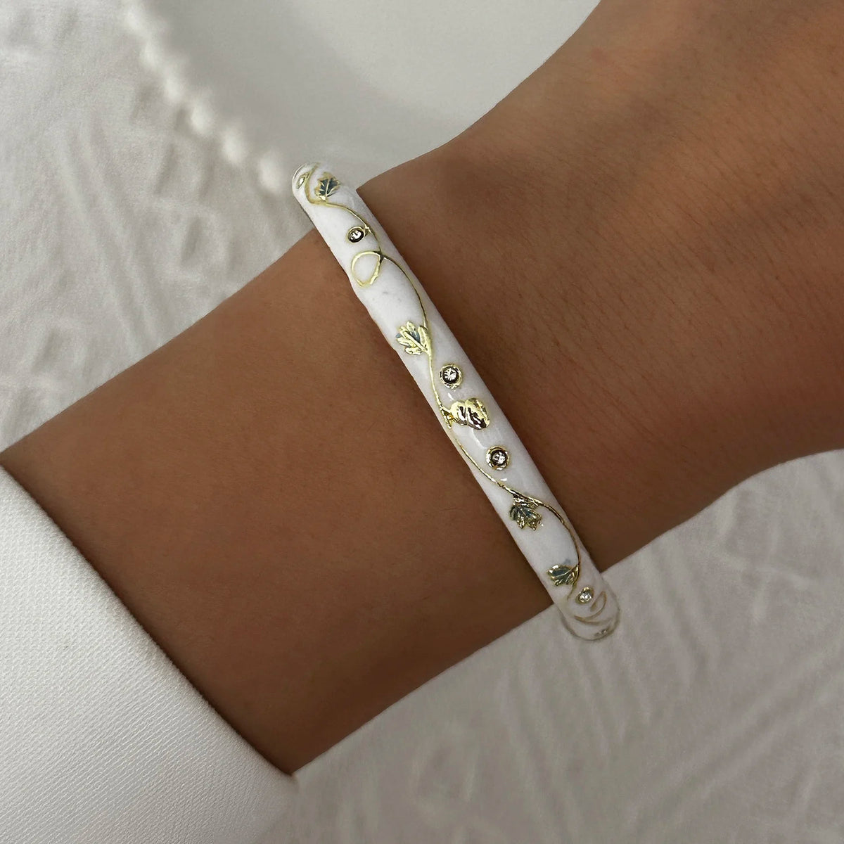 🌸 Vintage Floral Enamel Bangle