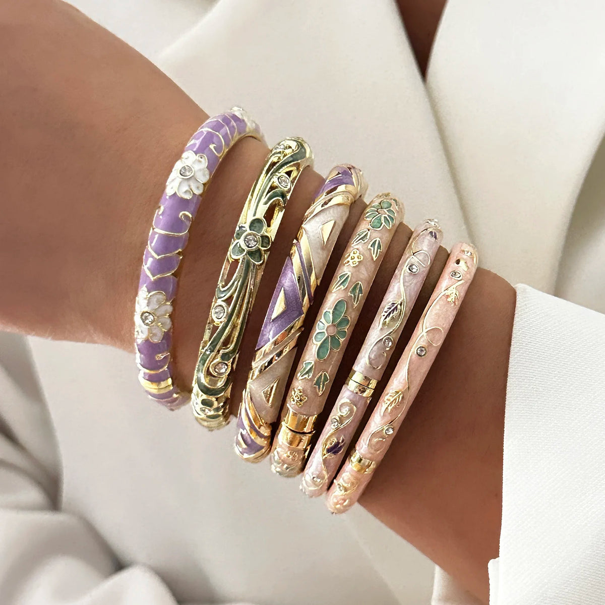 🌸 Vintage Floral Enamel Bangle
