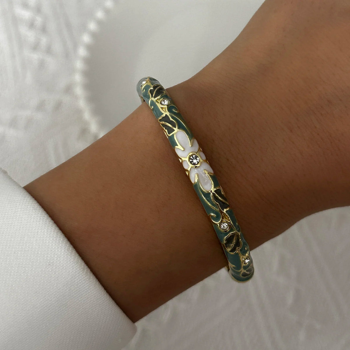 🌸 Vintage Floral Enamel Bangle