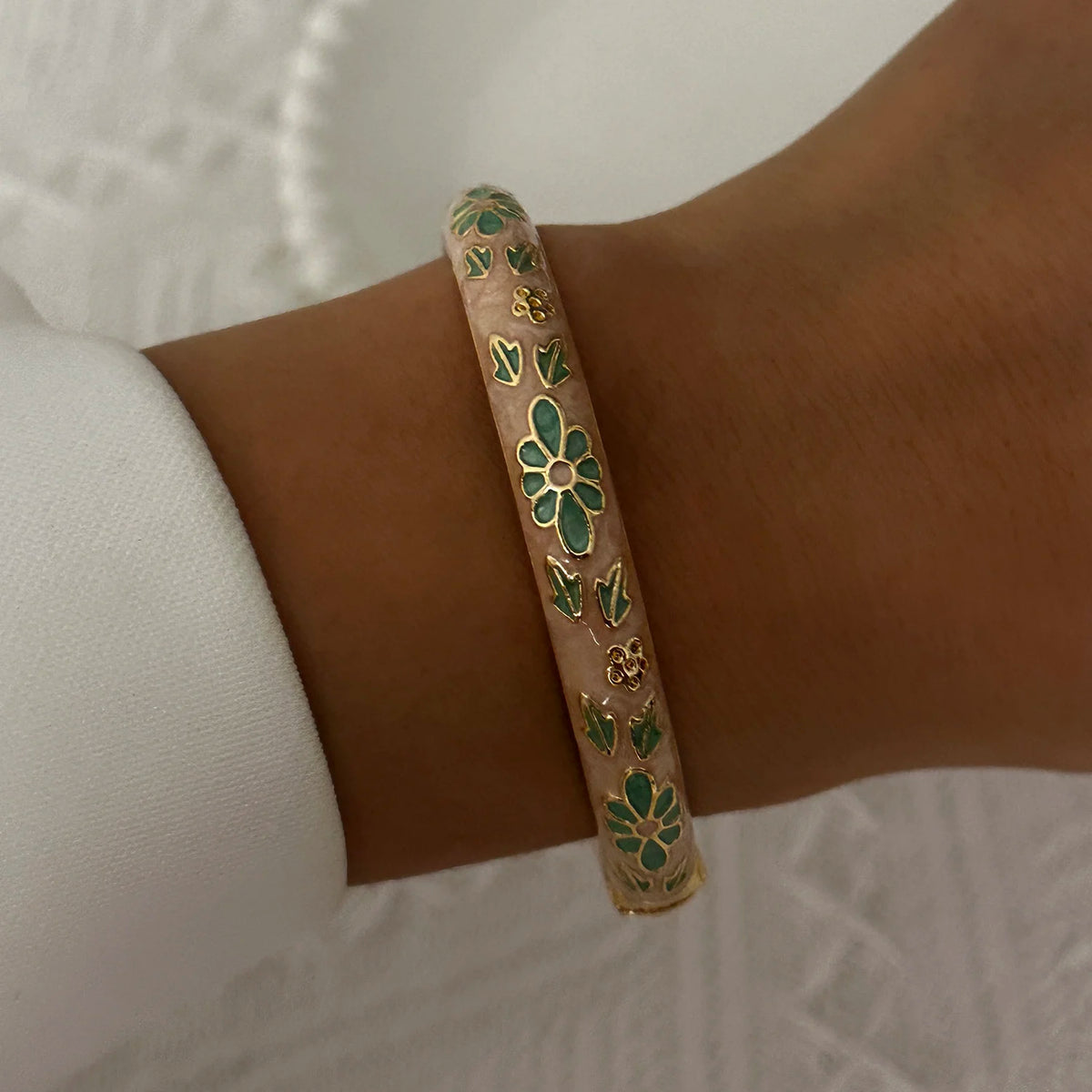 🌸 Vintage Floral Enamel Bangle